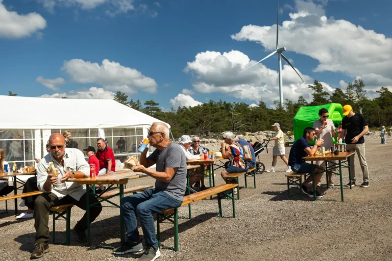Människor fikar på invigningen av Femstenaberg.