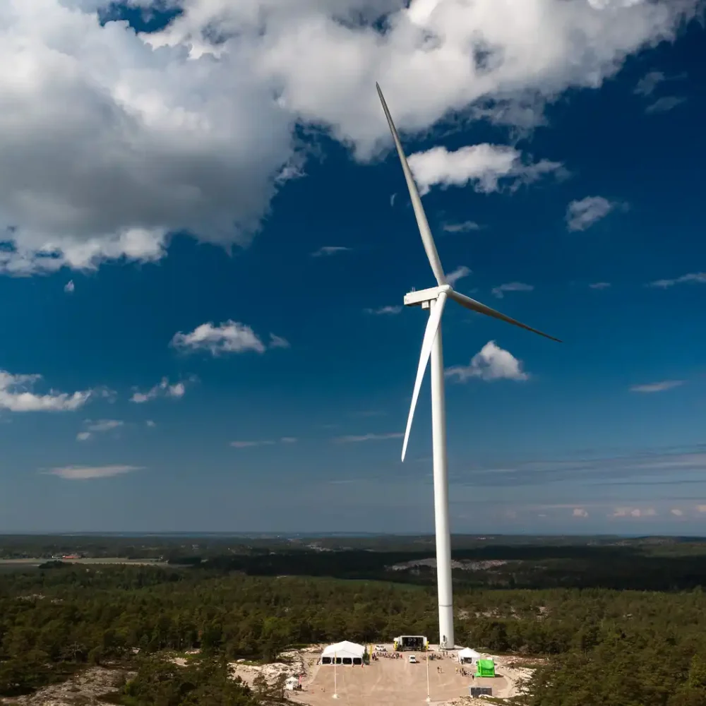 Invigning vindkraftspark-35 vindkraftverk och blå himmel.